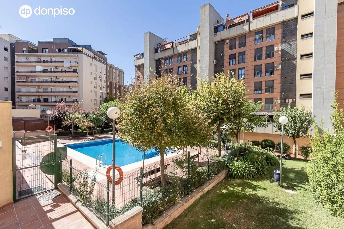 Vista exterior de Pis en venda en Granada amb Aire condicionat, Calefacció i Piscina comunitària