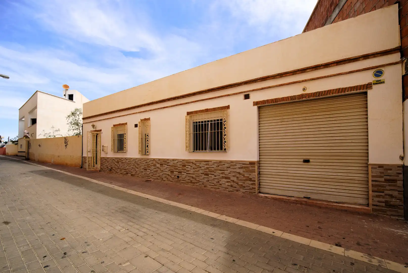 Vista exterior de Casa adosada en venta en Roquetas de Mar con Aire acondicionado, Jardín privado y Terraza