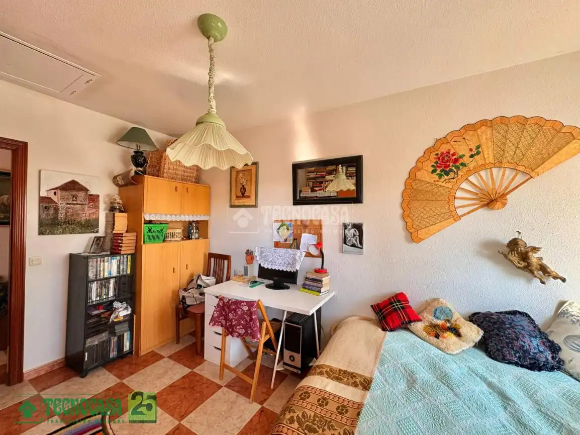 Habitación de Casa adosada en venta en Lillo con Calefacción