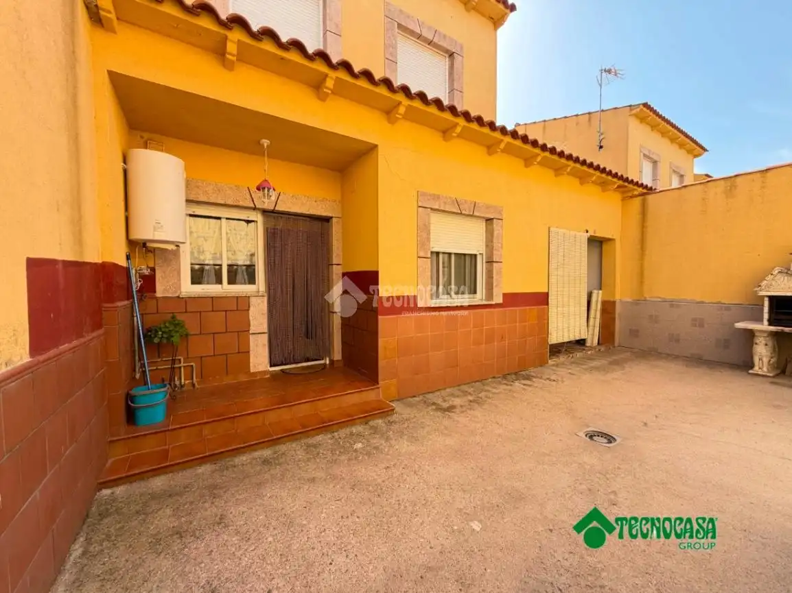 Vista exterior de Casa adosada en venda en Erustes