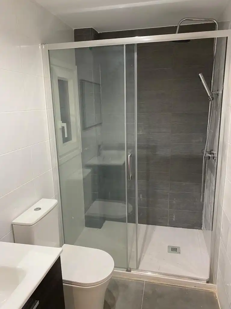 Baño de Piso de alquiler en A Coruña Capital  con Calefacción