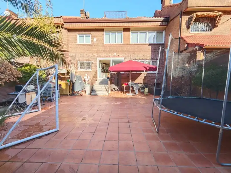 Jardí de Casa o xalet en venda en Madrid amb Aire condicionat, Calefacció i Terrassa