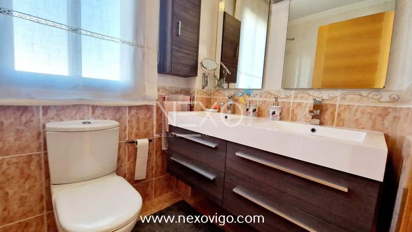 Baño de Casa adosada en venta en Cangas  con Calefacción, Trastero y Amueblado