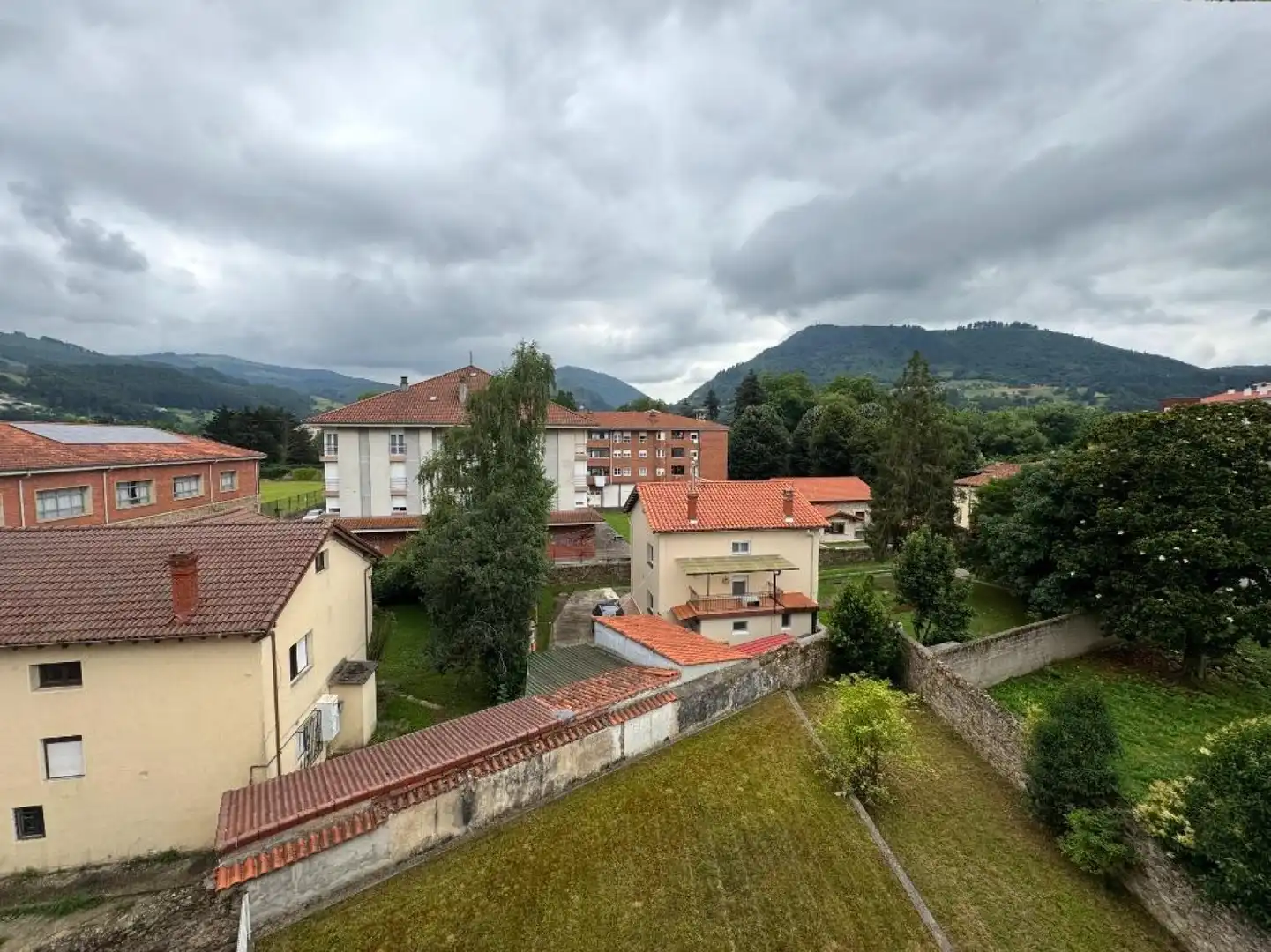 Vista exterior de Piso en venta en Los Corrales de Buelna  con Calefacción, Parquet y Terraza