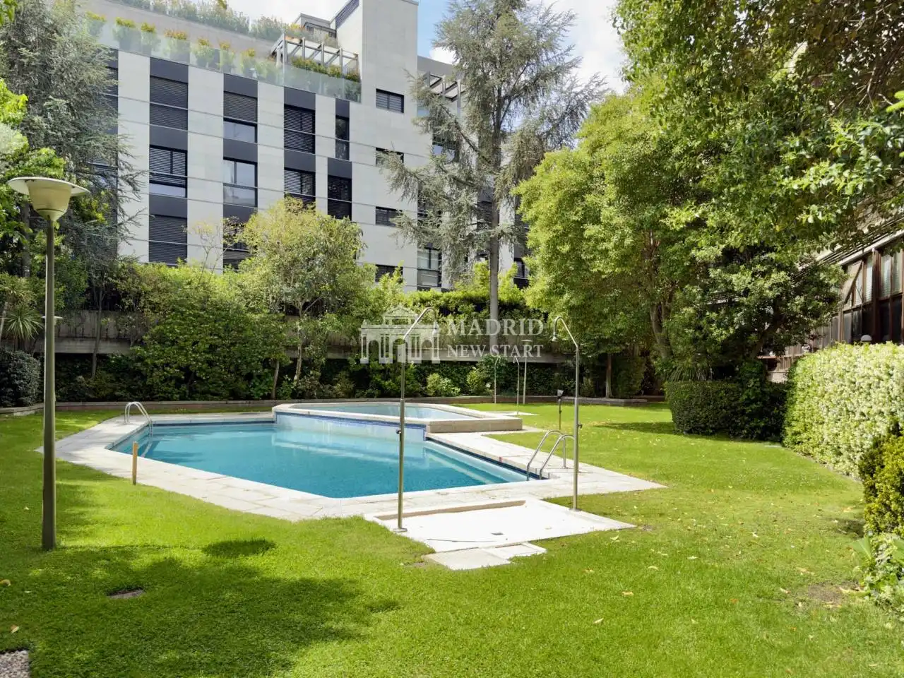 Jardín de Dúplex de alquiler en Madrid con Aire acondicionado, Calefacción y Amueblado
