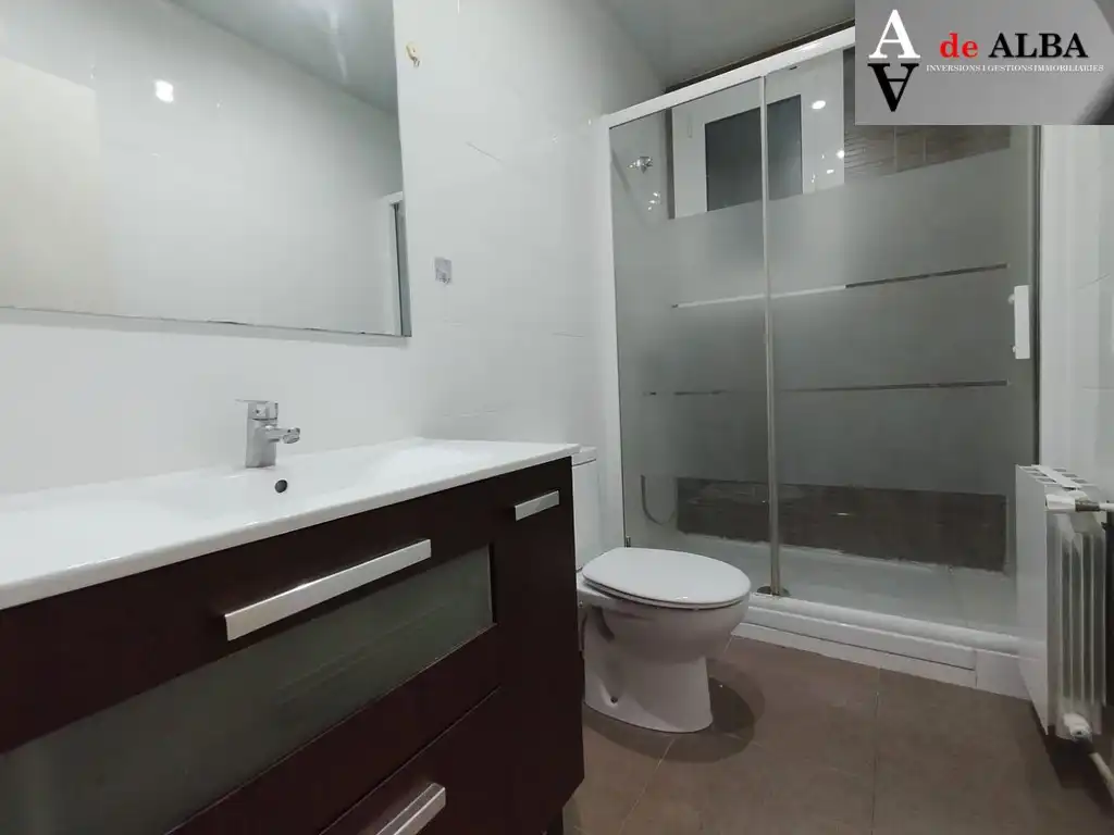 Bathroom of Flat for sale in Esplugues de Llobregat  with Air Conditioner, Heating and Parquet flooring