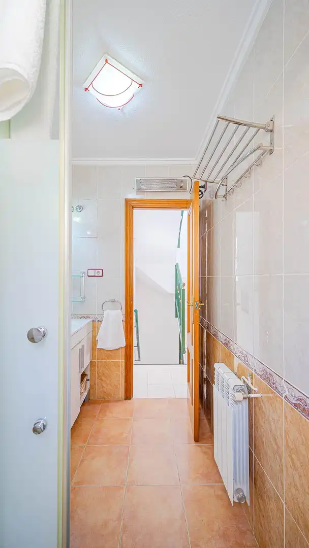 Baño de Casa adosada en venta en Orihuela con Aire acondicionado, Calefacción y Jardín privado