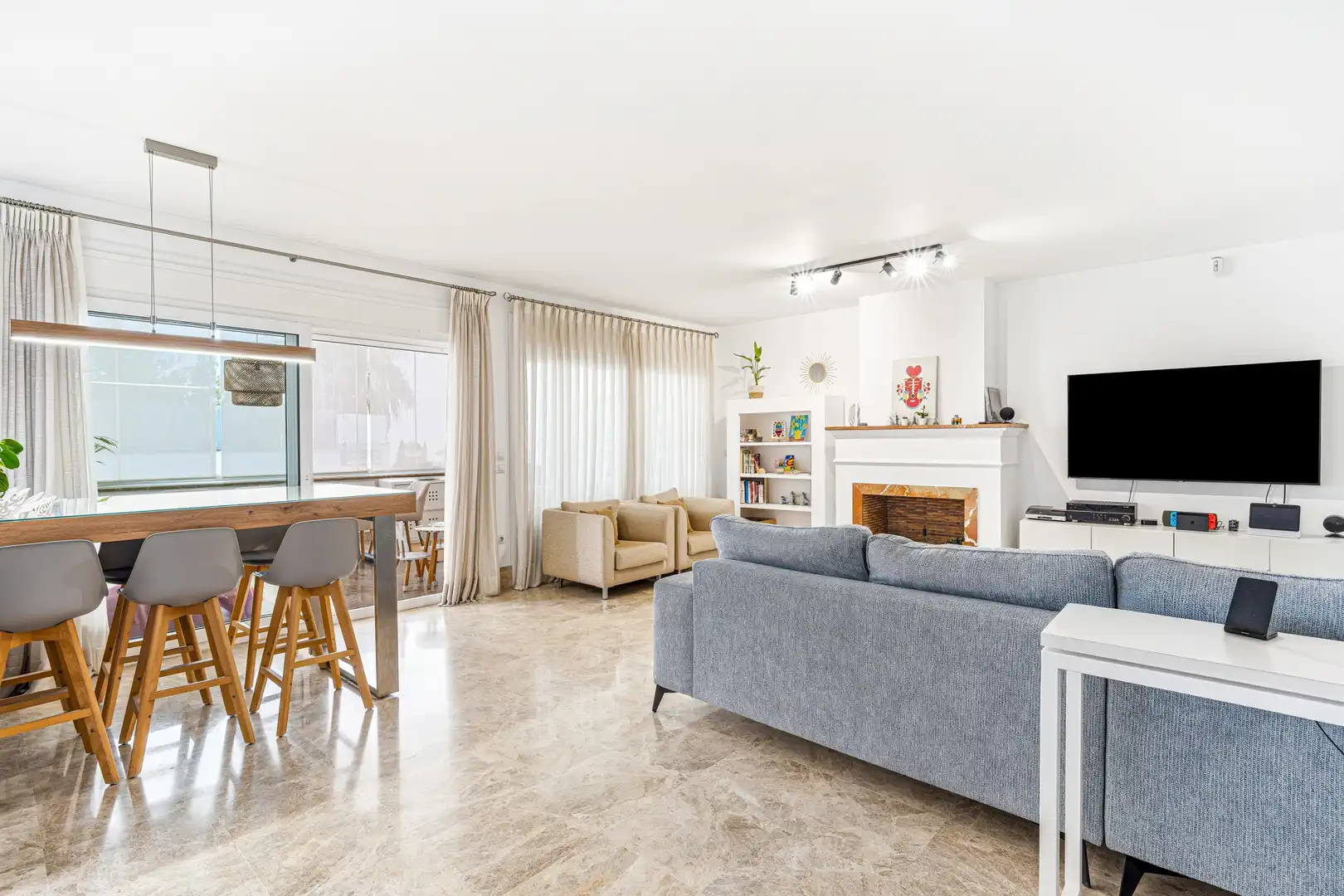 Sala d'estar de Àtic en venda en Marbella amb Aire condicionat, Terrassa i Piscina