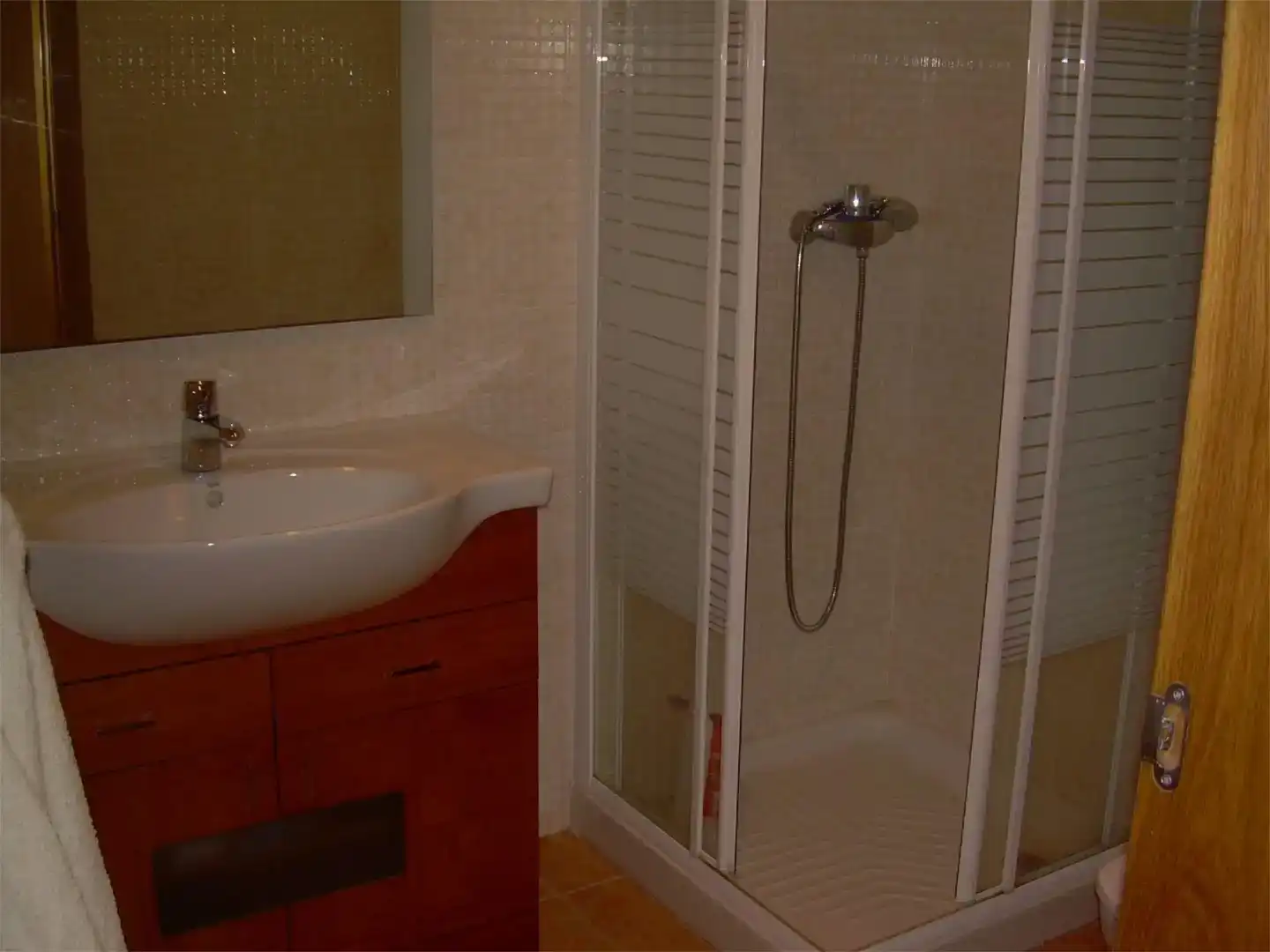 Badezimmer von Wohnung zur Miete in Sanxenxo mit Parkett, Abstellraum und Möbliert