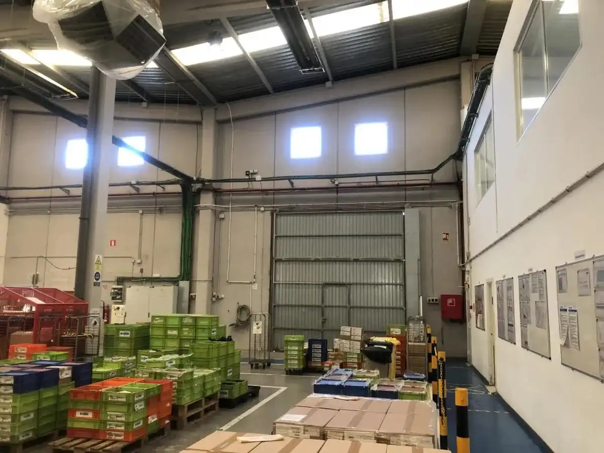 Vista exterior de Nave industrial de alquiler en Abrera con Calefacción y Alarma