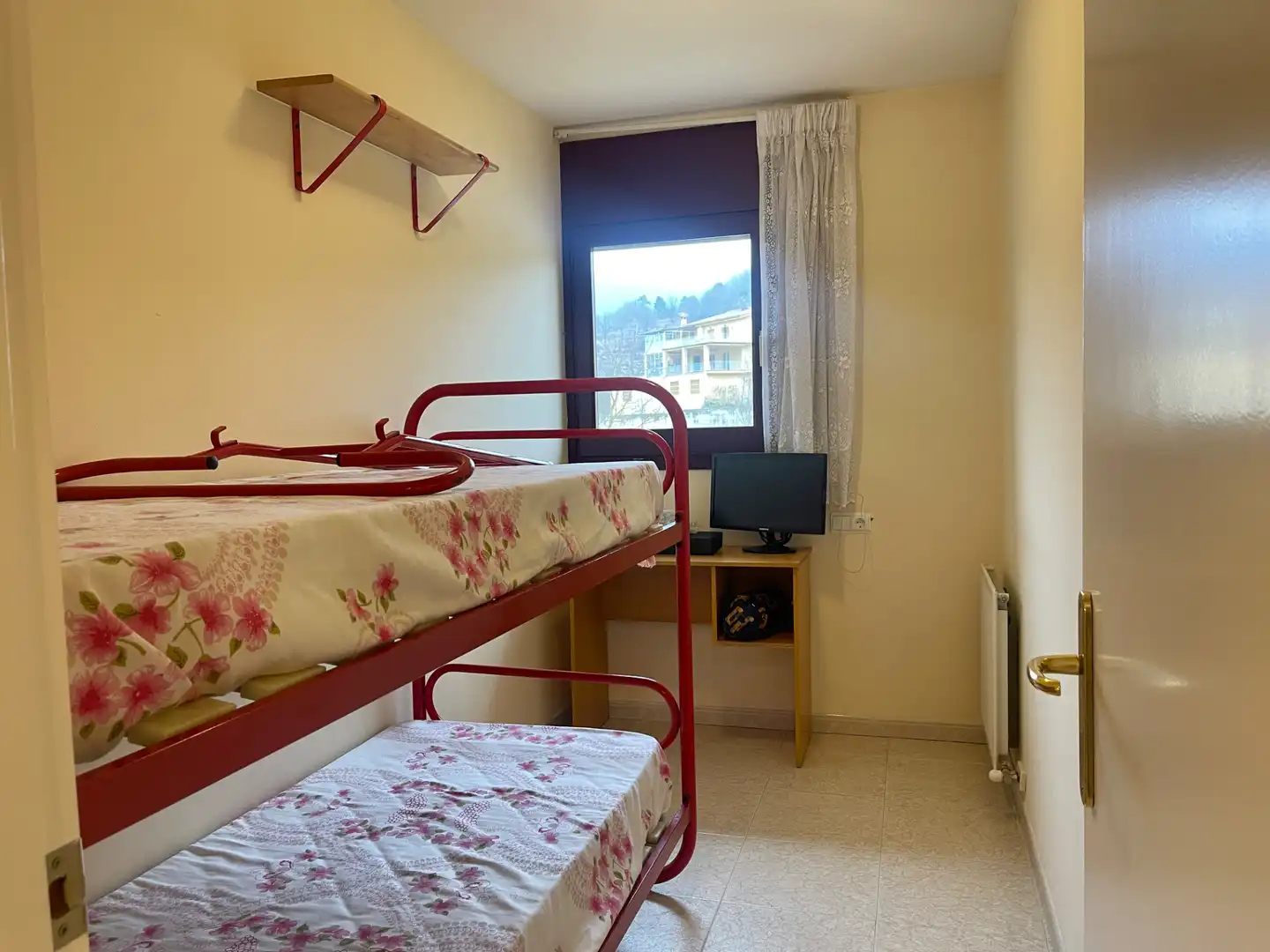 Habitación de Casa adosada en venta en Sant Joan de les Abadesses con Calefacción, Jardín privado y Trastero