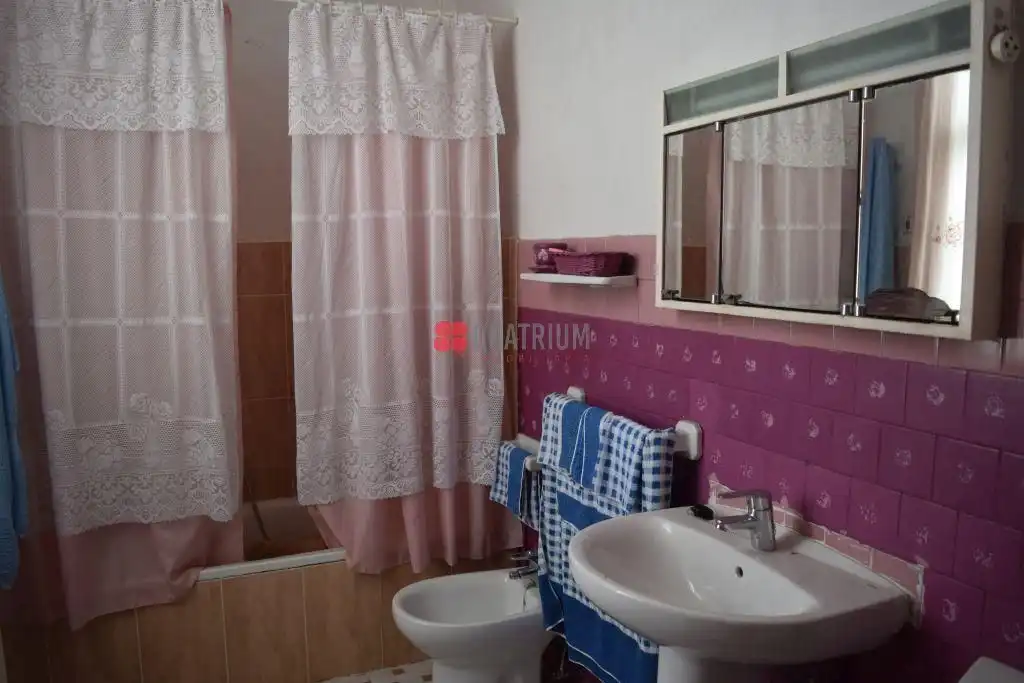 Badezimmer von Einfamilien-Reihenhaus zum Verkauf in A Estrada  mit Privatgarten, Terrasse und Balkon