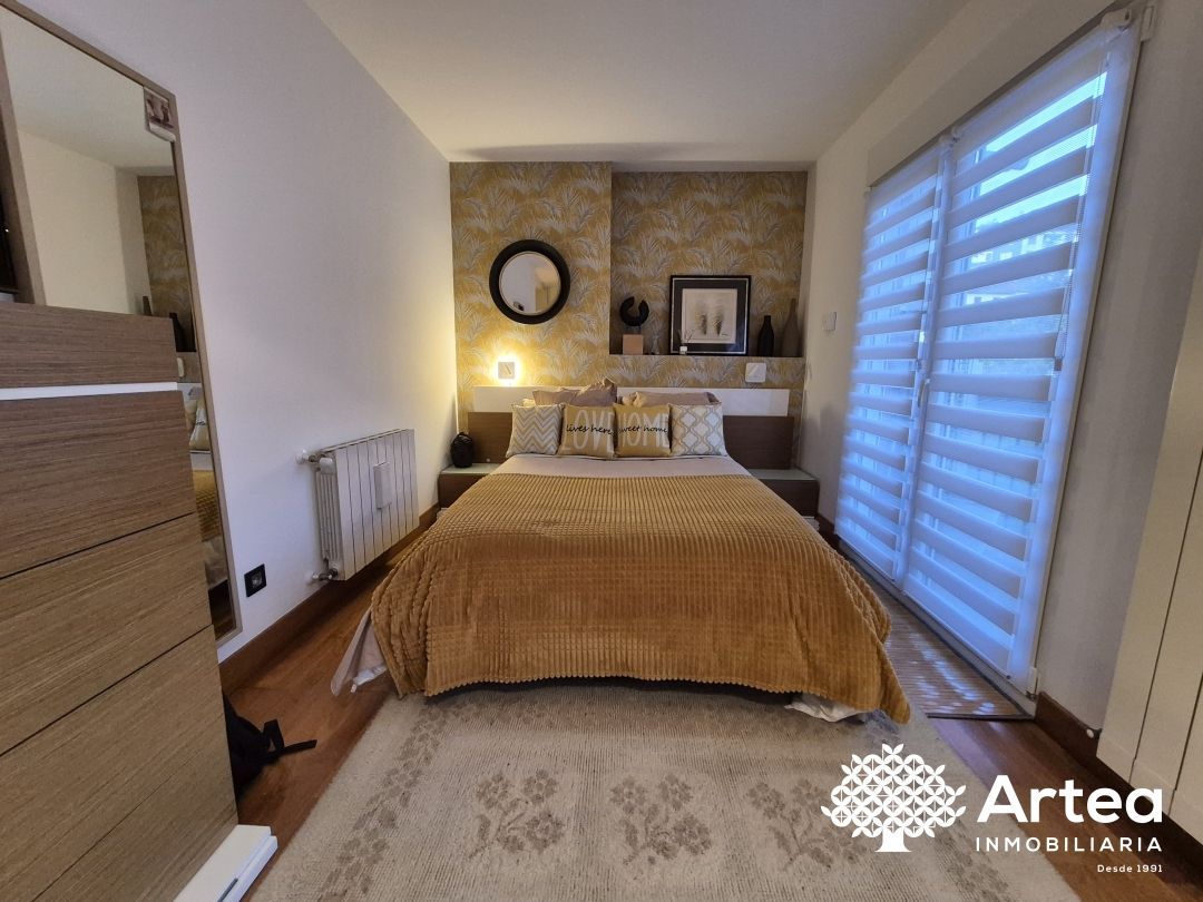 Dormitori de Pis en venda en Bilbao  amb Calefacció, Moblat i Balcó