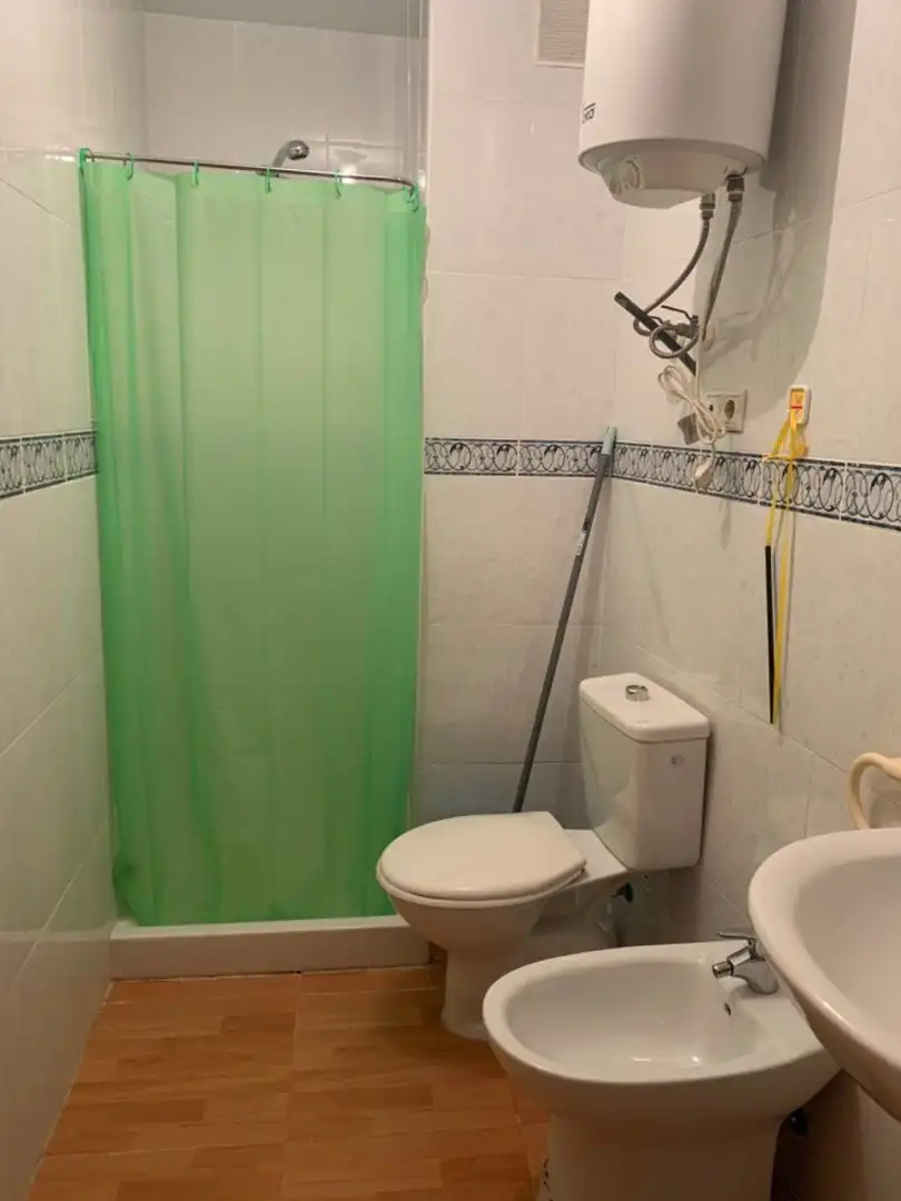 Badezimmer von Wohnung zur Miete in Granada mit Möbliert