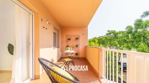 Luminoso piso con terraza, con plaza de aparcamiento incluida en Empuriabrava