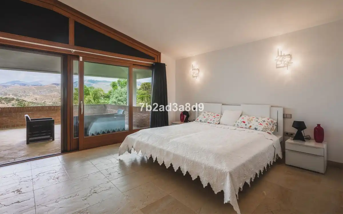 Dormitori de Casa o xalet en venda en Marbella amb Aire condicionat, Jardí privat i Terrassa
