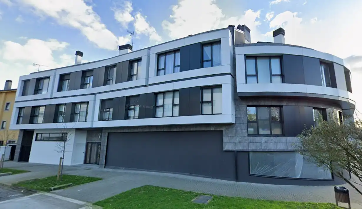Außenansicht von Wohnung zum Verkauf in Oleiros mit Heizung, Privatgarten und Parkett