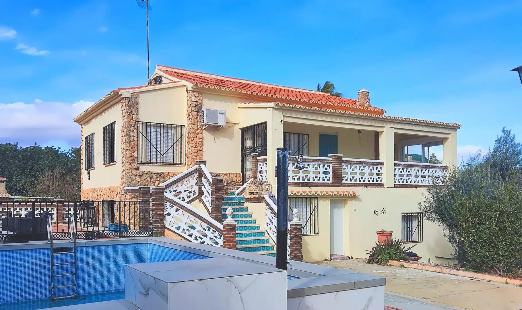 Casa rústica amb piscina en venda a Montserrat