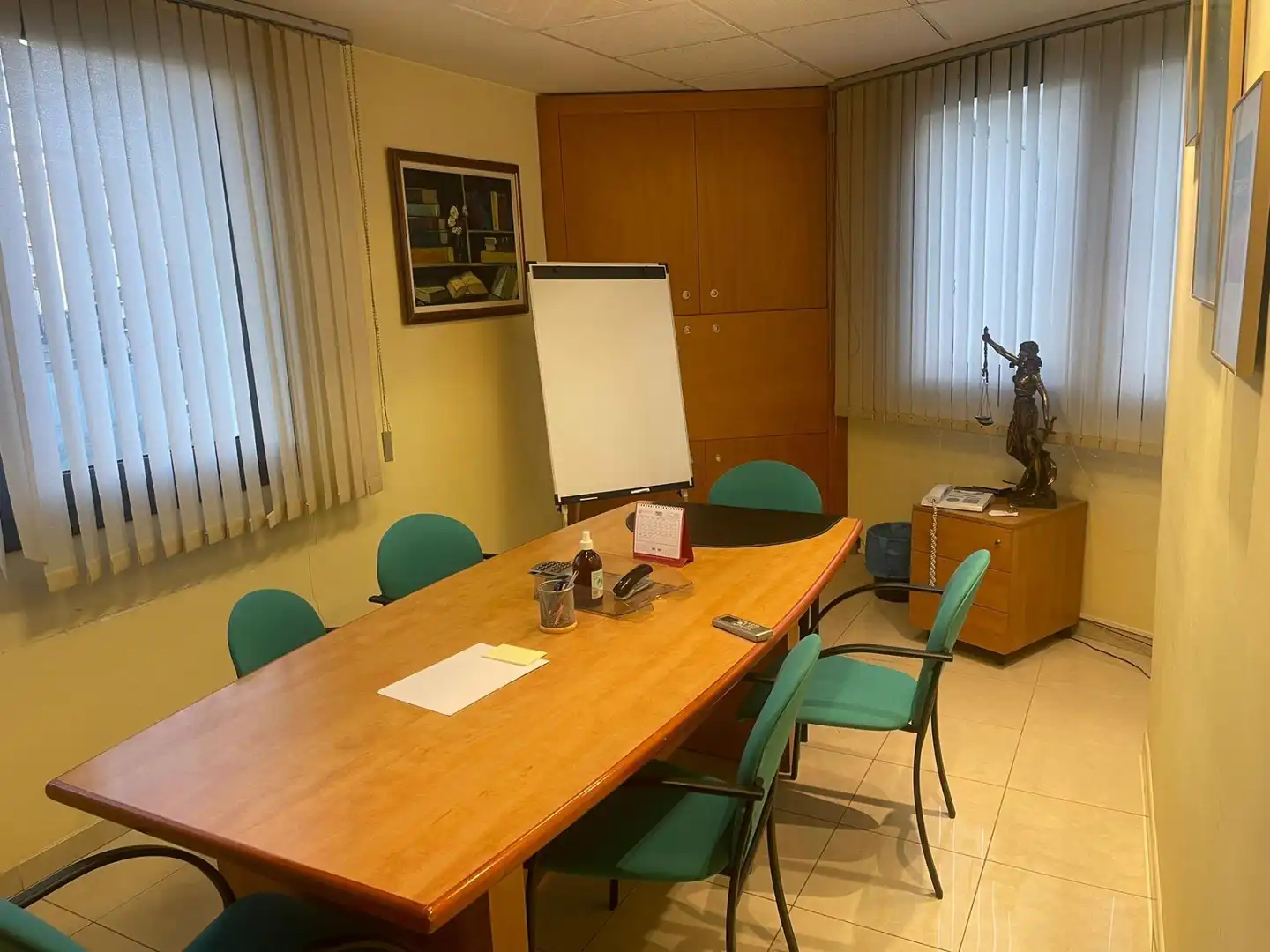 Büro zur Miete in Igualada mit Klimaanlage, Abstellraum und Möbliert