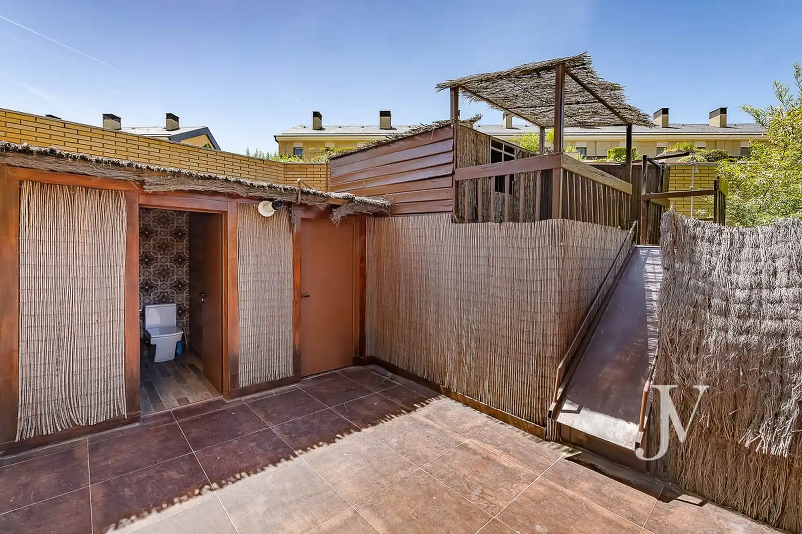 Terrasse von Einfamilien-Reihenhaus zum Verkauf in Pozuelo de Alarcón mit Klimaanlage, Heizung und Privatgarten
