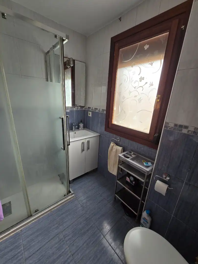 Badezimmer von Einfamilien-Reihenhaus zum Verkauf in Castro-Urdiales mit Heizung, Privatgarten und Parkett