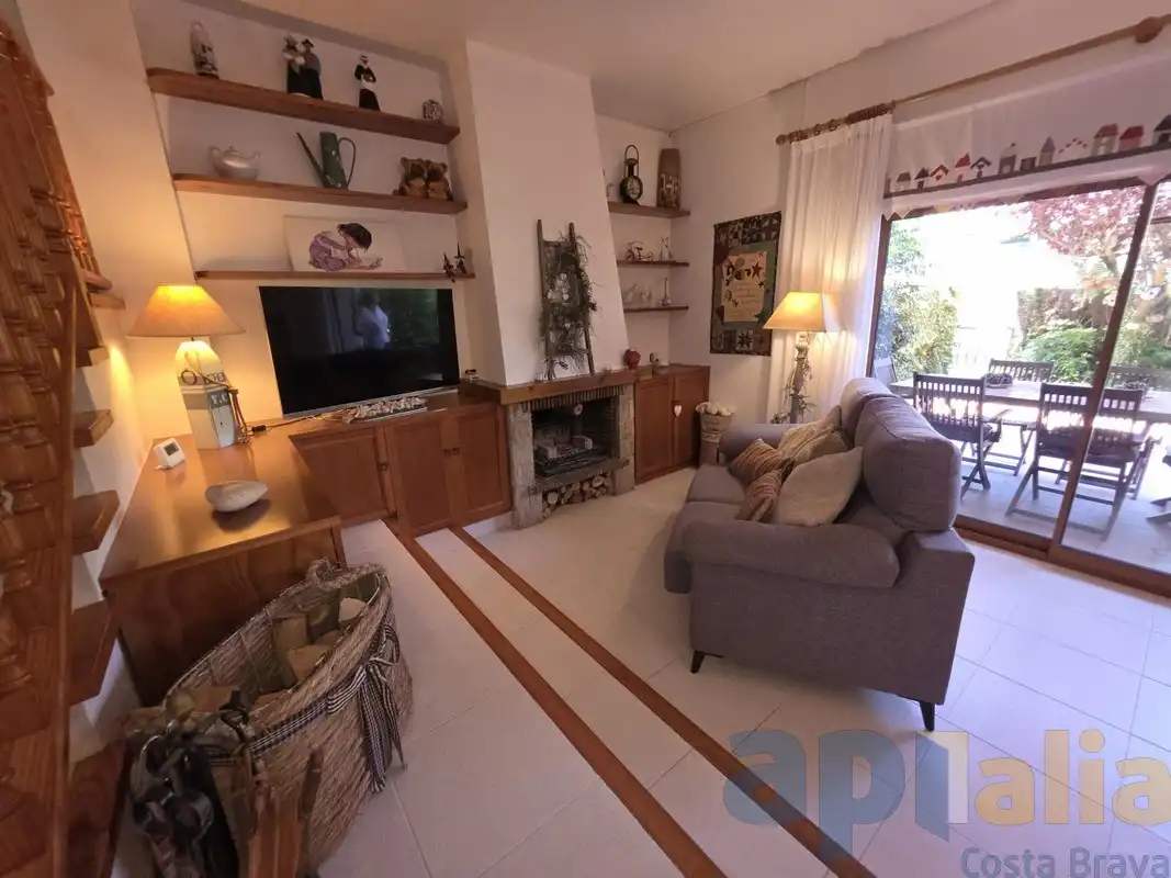 Sala de estar de Casa adosada en venta en Castell d'Aro, Platja d'Aro i s'Agaró con Calefacción, Jardín privado y Piscina comunitaria