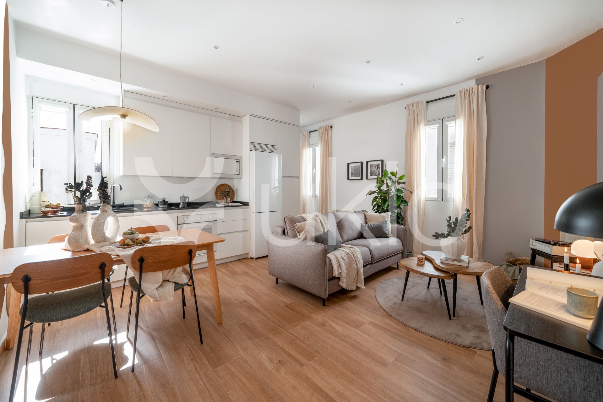 Sala d'estar de Apartament de lloguer en  Madrid Capital amb Aire condicionat, Calefacció i Moblat