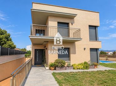 Casa con balcón en venta en castanyer 2