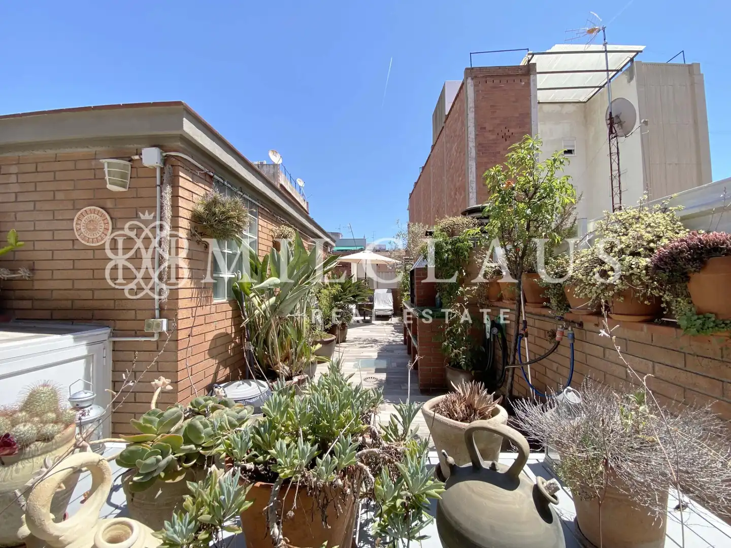 Terrasse von Einfamilien-Reihenhaus zum Verkauf in L'Hospitalet de Llobregat mit Klimaanlage, Heizung und Parkett