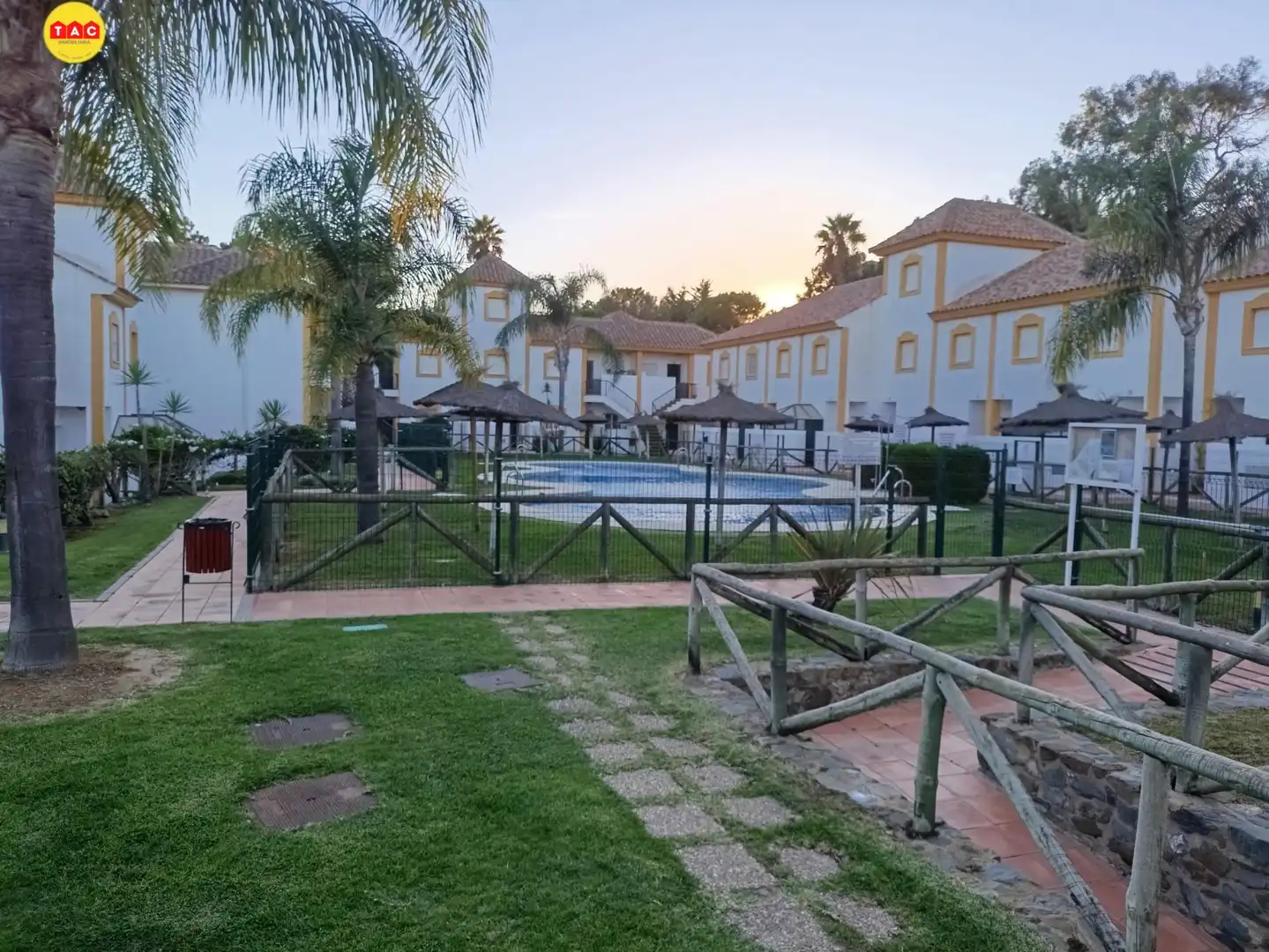 Außenansicht von Einfamilien-Reihenhaus zum Verkauf in Islantilla mit Klimaanlage, Heizung und Terrasse