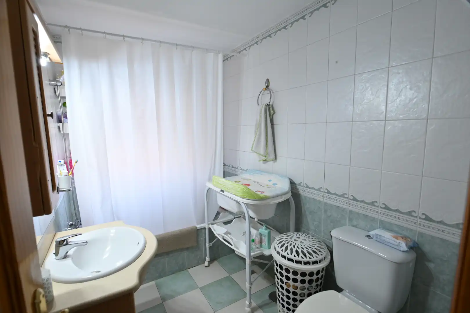 Baño de Casa adosada en venta en Las Gabias con Aire acondicionado, Trastero y Balcón