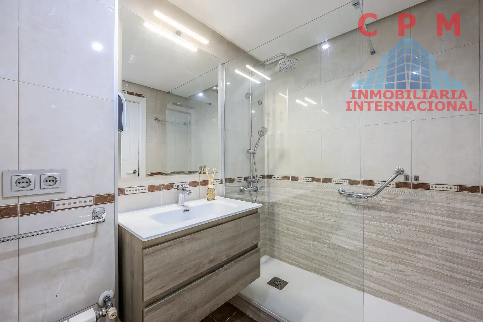 Bathroom of Flat for rent in Madrid  with Air Conditioner, Heating and Parquet flooring