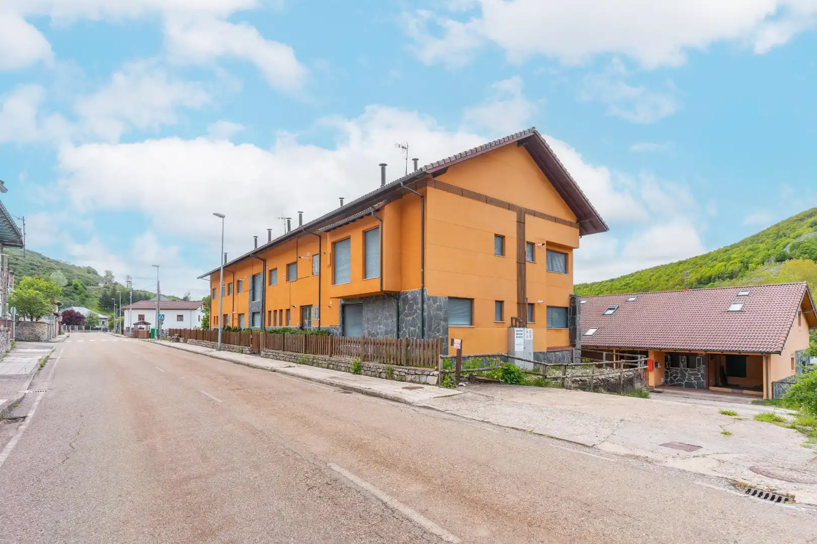 Vista exterior de Casa adosada en venda en Puebla de Lillo amb Calefacció, Jardí privat i Terrassa