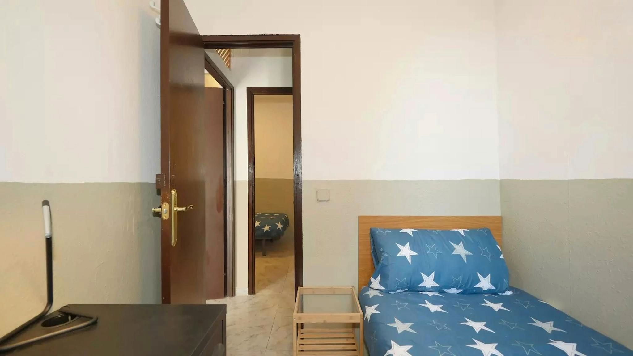 Bedroom of Flat to share in  Barcelona Capital  with Washing machine