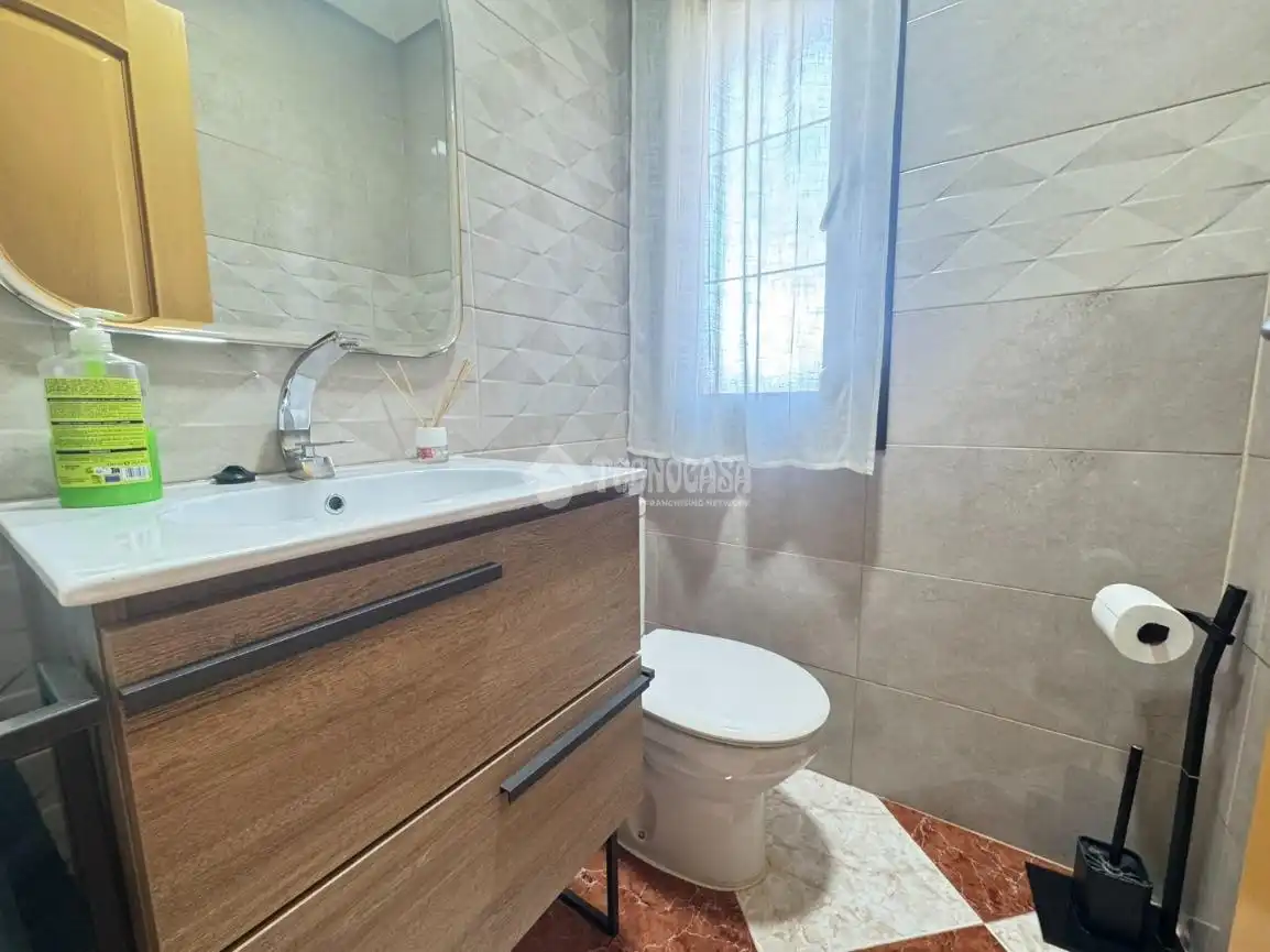 Badezimmer von Einfamilien-Reihenhaus zum Verkauf in Yepes mit Klimaanlage, Heizung und Terrasse