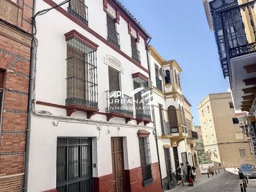 Casa con balcón en venta en Calle Antonio Baena