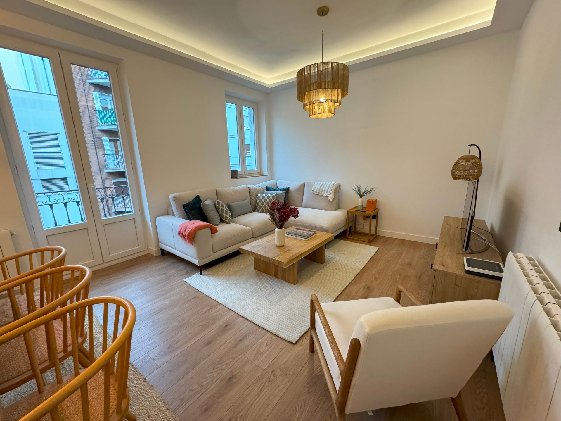 Living room of Flat to rent in  Madrid Capital  with Air Conditioner, Heating and Parquet flooring