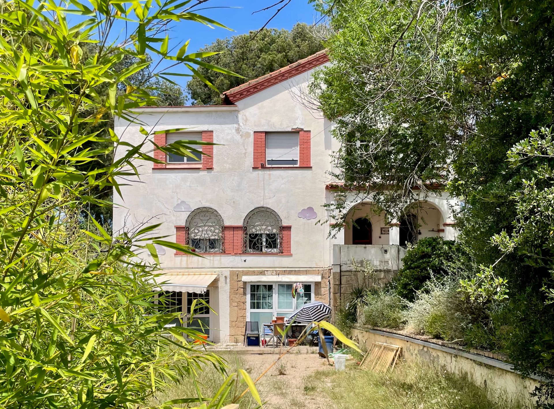 Vista exterior de Casa o xalet en venda en Cerdanyola del Vallès amb Calefacció, Jardí privat i Traster