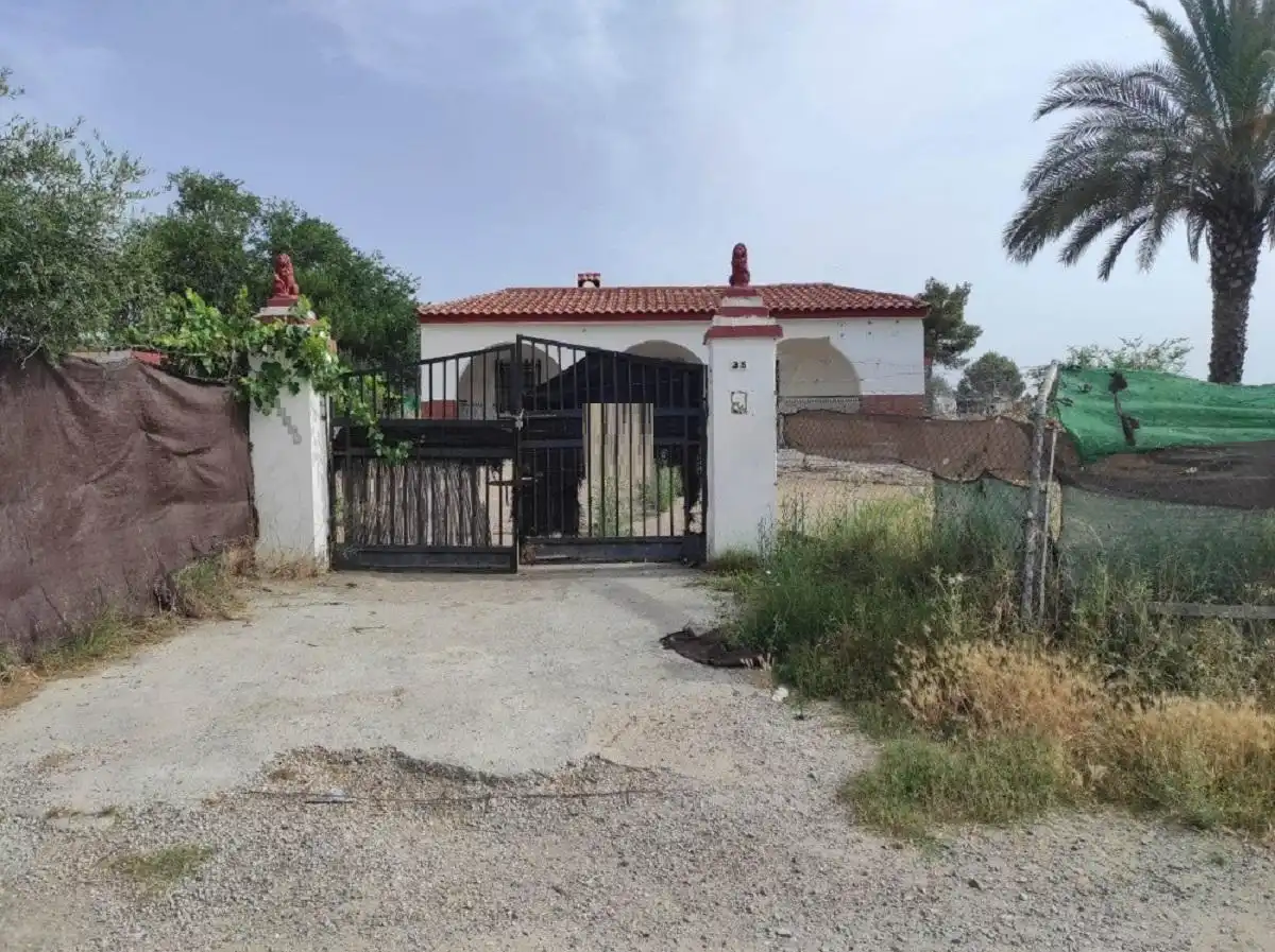 Chalet con piscina en venta en Calle Sierra de Aracena 38