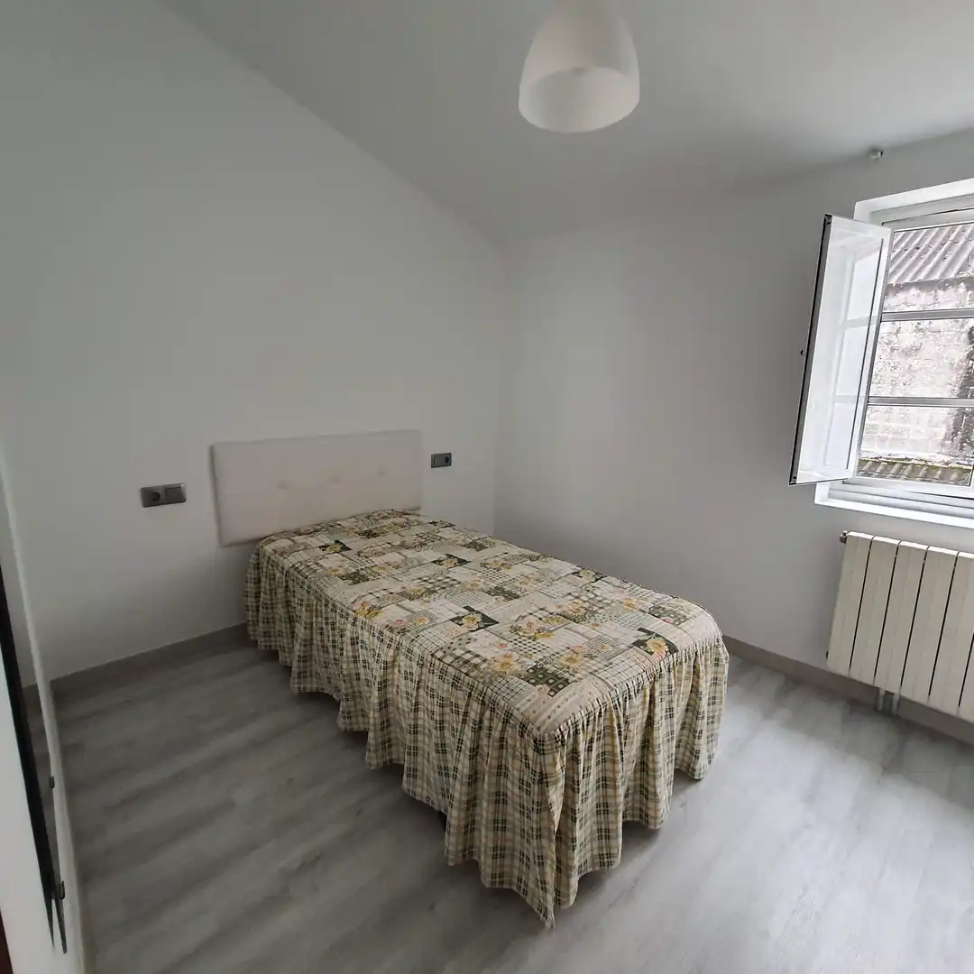 Habitación de Casa adosada de alquiler en Carballo con Calefacción, Trastero y Amueblado