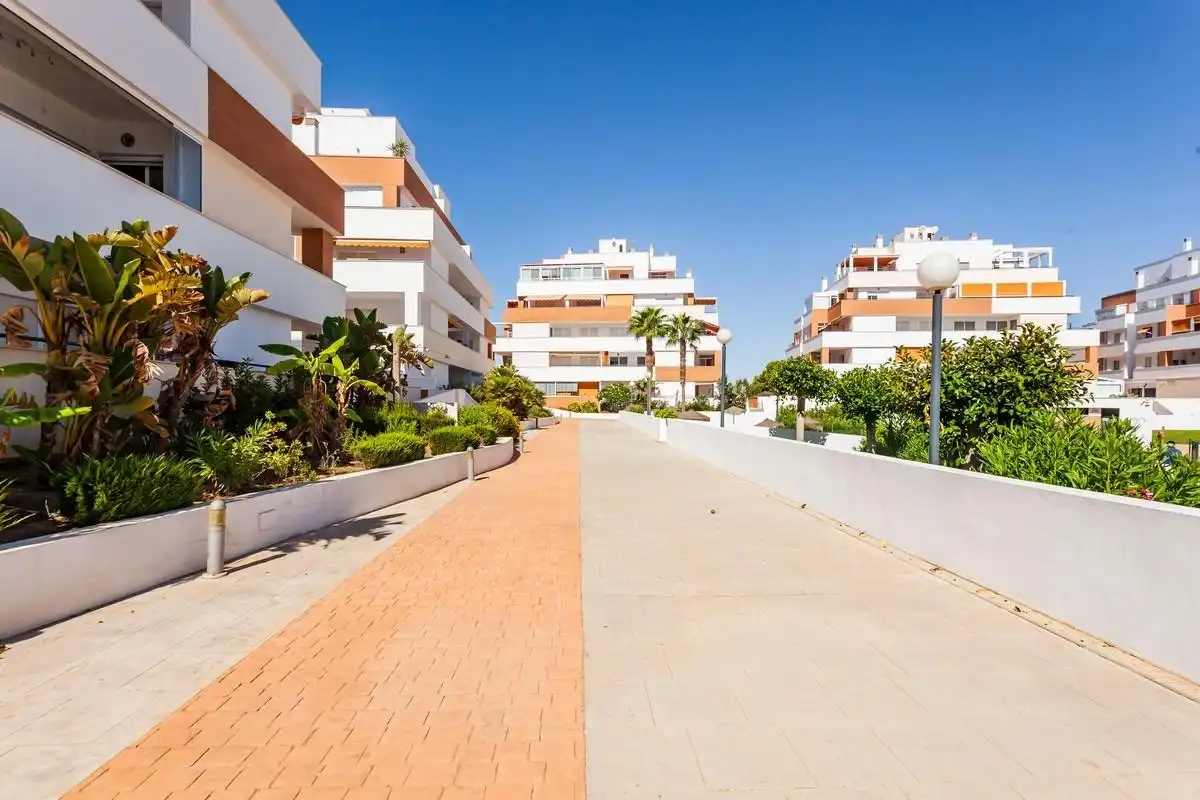 Vista exterior de Àtic en venda en Roquetas de Mar amb Aire condicionat, Jardí privat i Terrassa