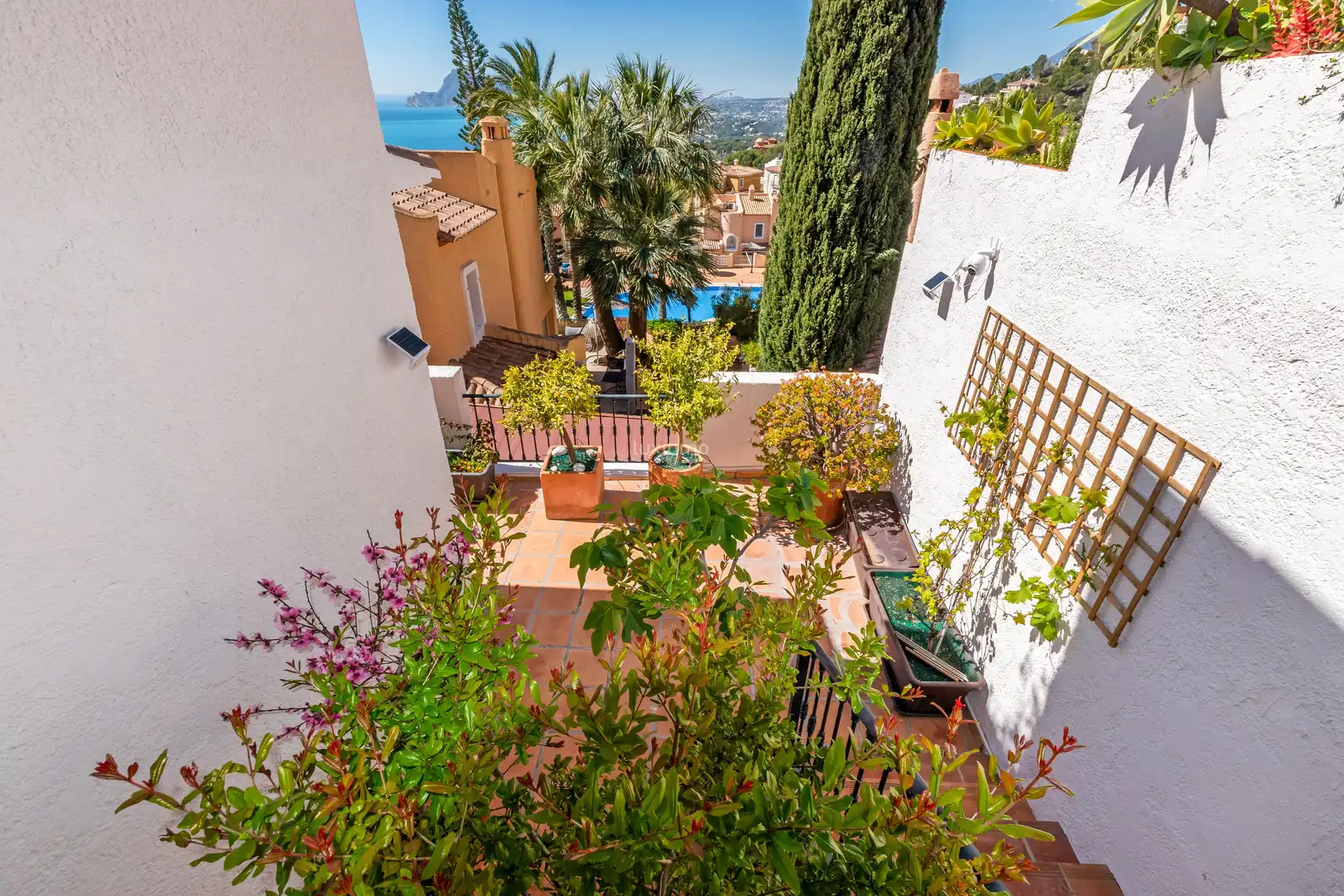 Vista exterior de Casa adosada en venda en Altea amb Aire condicionat, Jardí privat i Terrassa