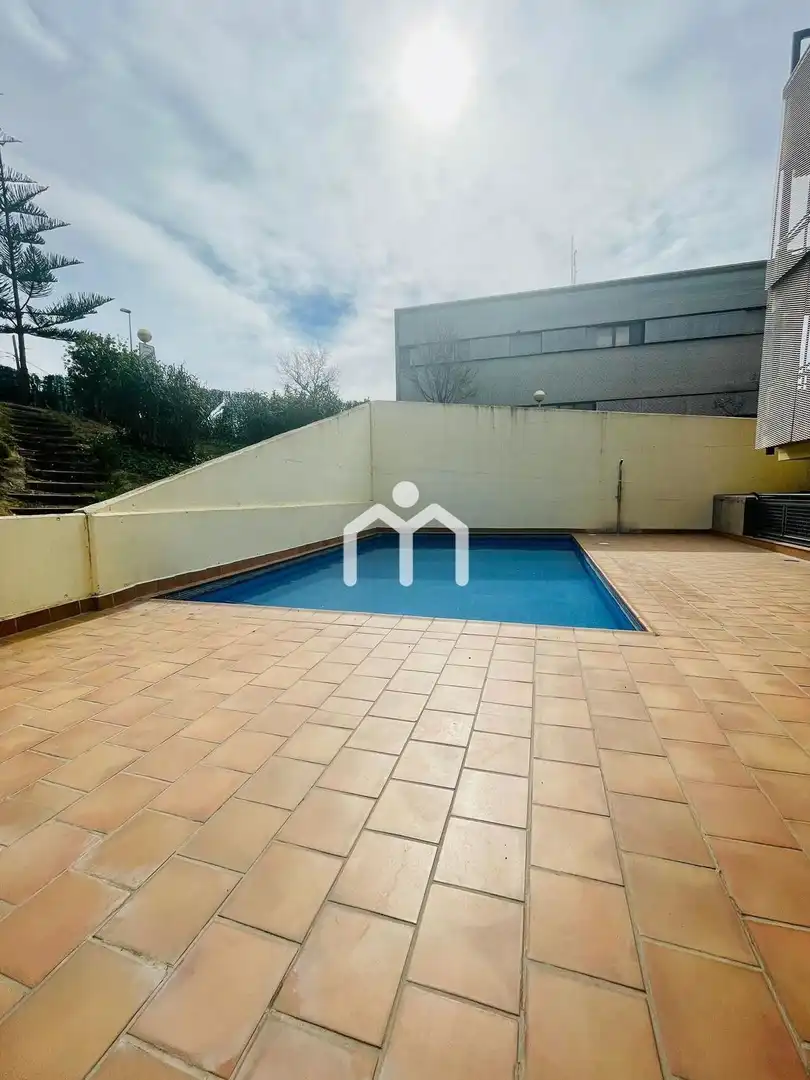 Piscina de Pis en venda en Badalona amb Aire condicionat, Calefacció i Terrassa