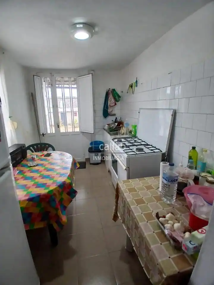 Cuina de Casa adosada en venda en Narón amb Jardí privat, Traster i Moblat