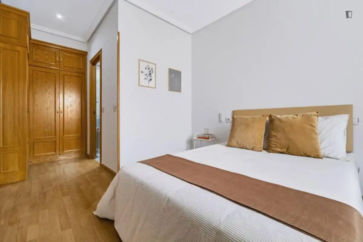 Habitación de Casa o chalet para compartir en Madrid con Calefacción, Amueblado y Horno