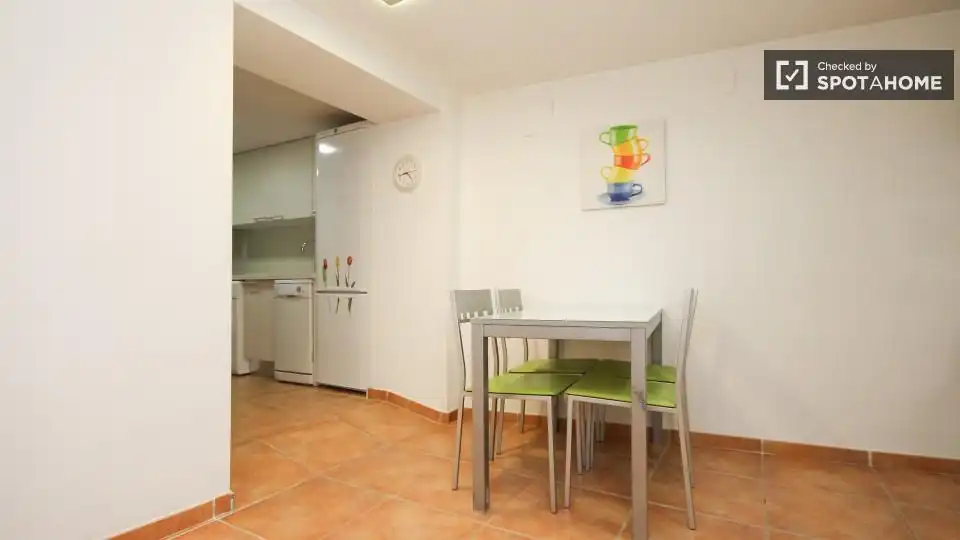 Kitchen of Flat for share in Granada  with Air Conditioner, Heating and Furnished