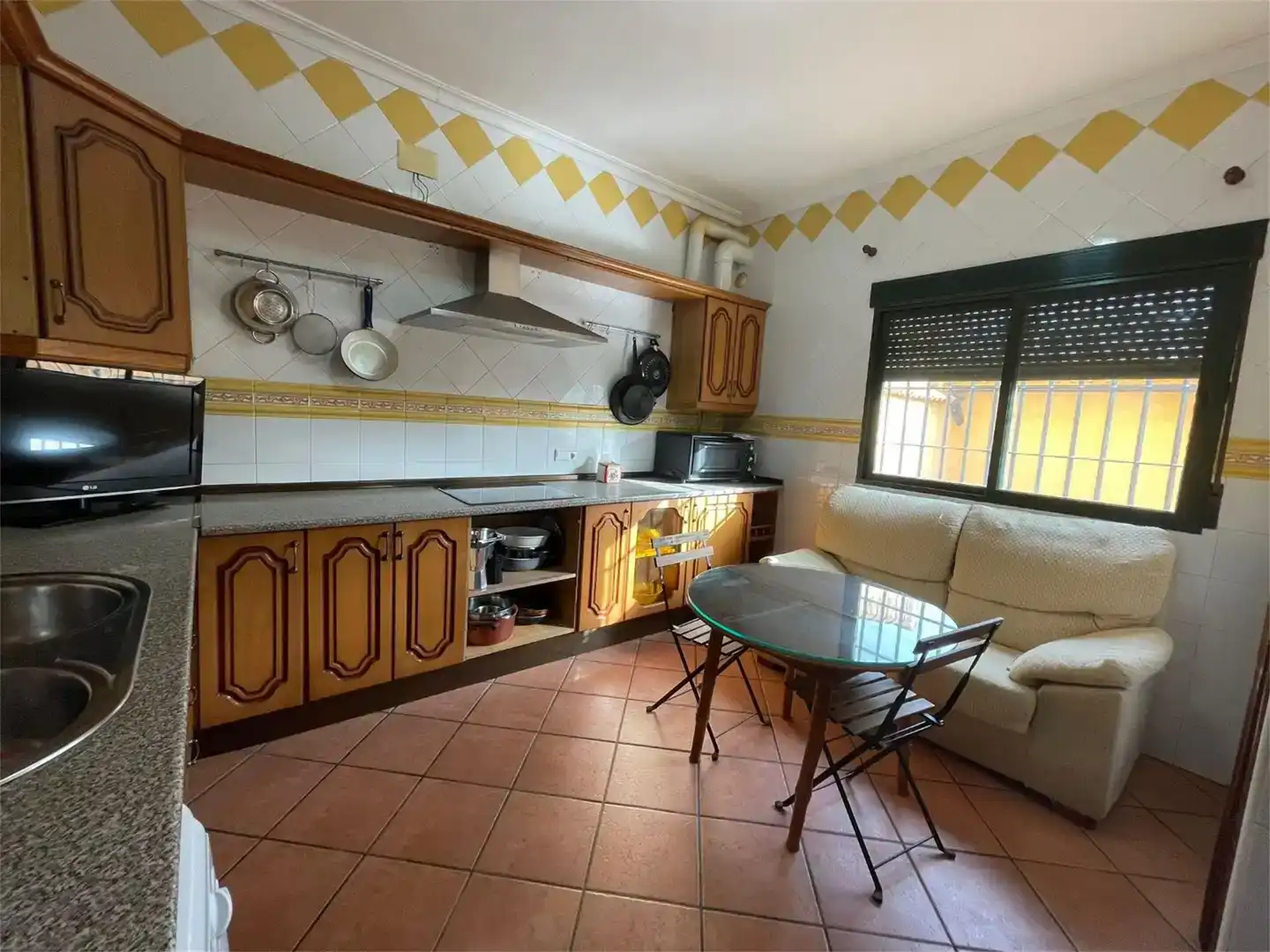 Cuina de Casa adosada en venda en Hornachuelos amb Aire condicionat, Traster i Moblat