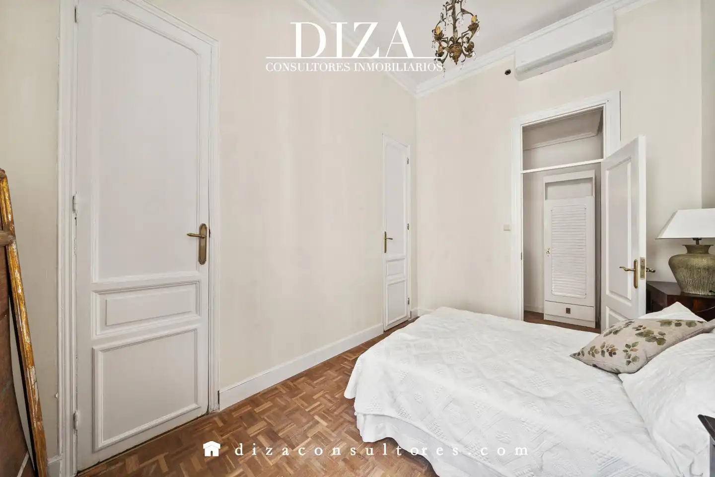 Bedroom of Flat for sale in Madrid  with Air Conditioner, Terrace and Furnished
