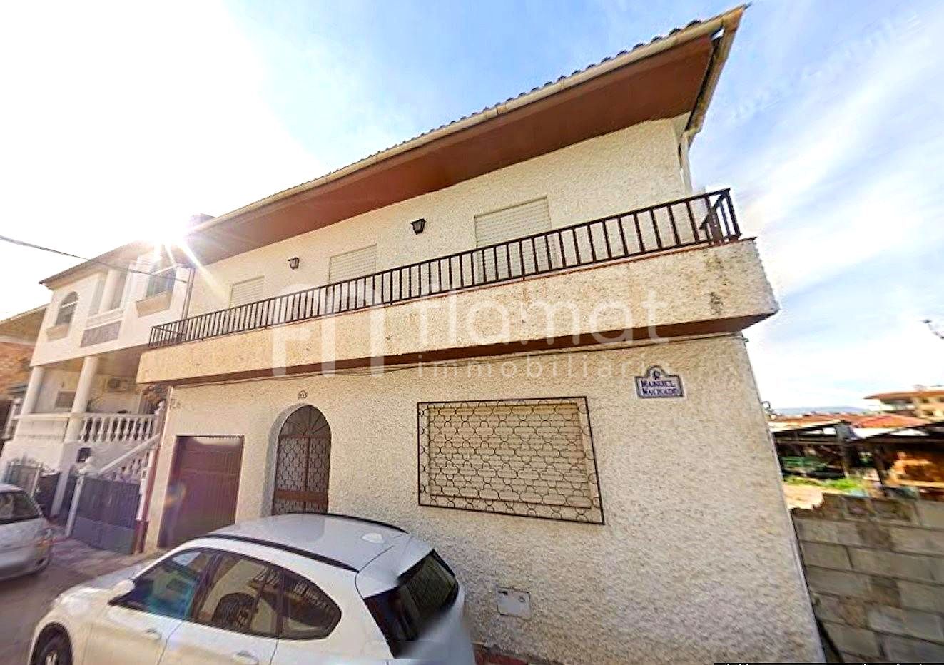 Vista exterior de Casa adosada en venda en Alhendín amb Jardí privat i Terrassa