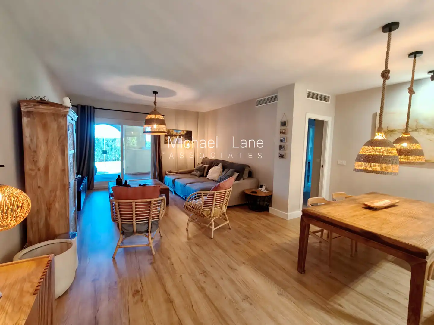 Wohnzimmer von Wohnung zum Verkauf in Sotogrande mit Klimaanlage, Privatgarten und Terrasse